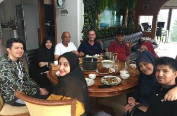 Estetik dan Mewah Abis, 5 Potret Rumah Kayu Mark Sungkar Bak di Luar Negeri