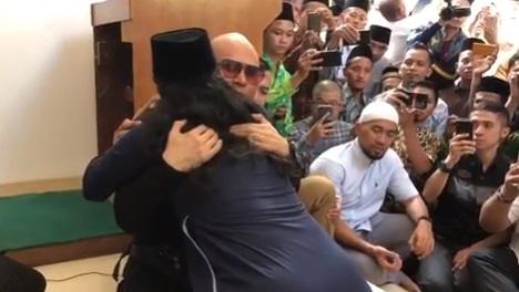 Deddy Corbuzier dipeluk Gus Miftah. (Instagram/@mastercorbuzier)