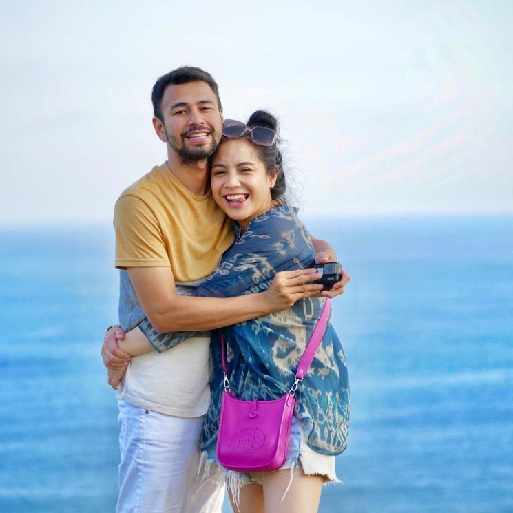Raffi Ahmad dan Nagita Slavina di Uluwatu (Instagram/@raffinagita1717)