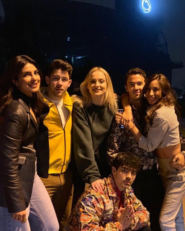 Priyanka Chopra, Sophie Turner dan keluarga Jonas (Instagram/@priyankachopra)