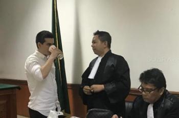 Minum Soda di Ruang Sidang, Steve Emmanuel Ditegur Hakim