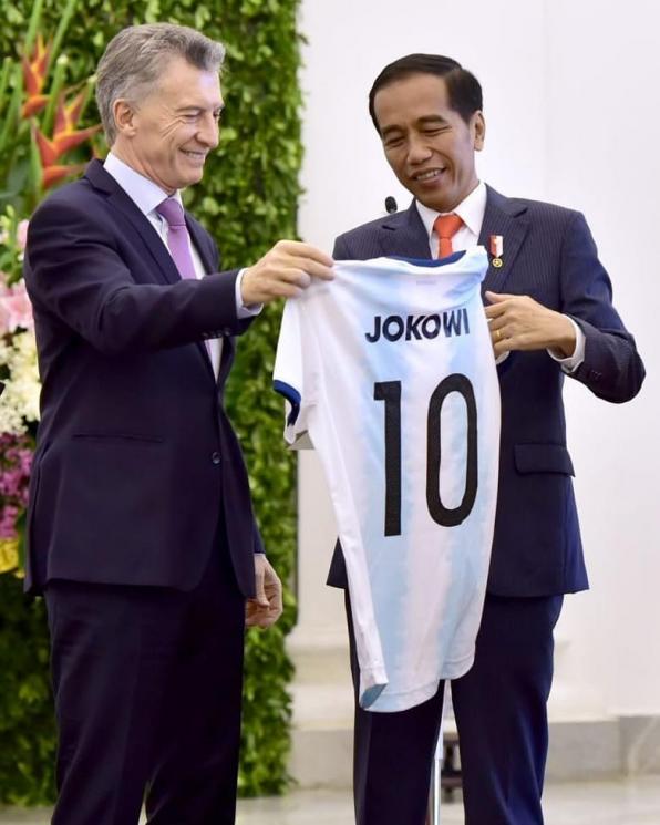 Presiden Jokowi dihadiahi jersey timnas Argentina bernomor punggung 10. [Instagram]