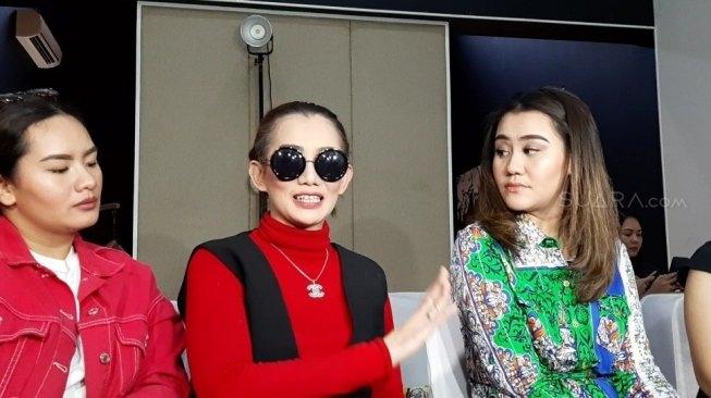 (Kiri ke kanan) Zahwa Massaid, Reza Artamevia, dan Aaliyah Massaid [Suara.com/Yuliani]