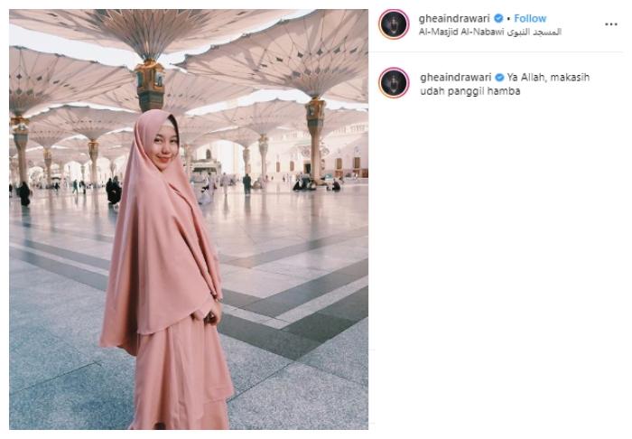 Ghea Indrawari berhijab. (Instagram/@gheaindrawari)