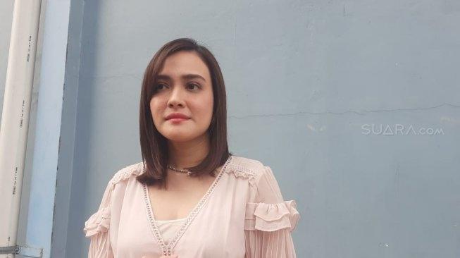Shandy Aulia di Jalan Kapten P. Tendean, Mampang Prapatan, Kamis (27/6/2019). [Sumarni/Suara.com]