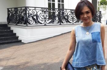 Dikelilingi Para Pria di Pemotongan Hewan Kurban, Penampilan Yuni Shara Curi Perhatian