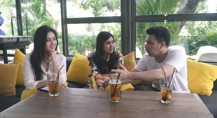 Jonathan Frizzy sampai pamerkan skenario pada istrinya. (Youtube/FrizzyFamily)