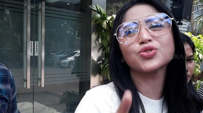 Dewi Perssik (Suara.com/Ismail)
