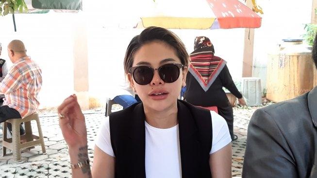 Nikita Mirzani di Pengadilan Agama Jakarta Selatan, Senin (1/7/2019) [Suara.com/Revi C Rantung]
