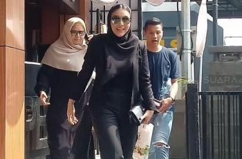 Pakai OOTD Serba Hitam, Denada Jenguk eks Suami di Polres Jakarta Barat