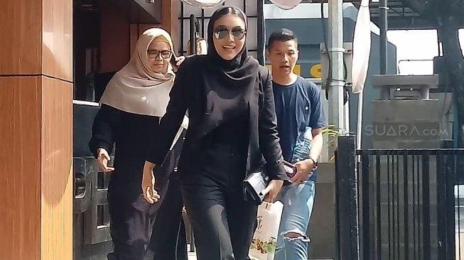 Denada Jenguk Jerry Aurum di Polres Jakbar (Suara.com/Yuliani)