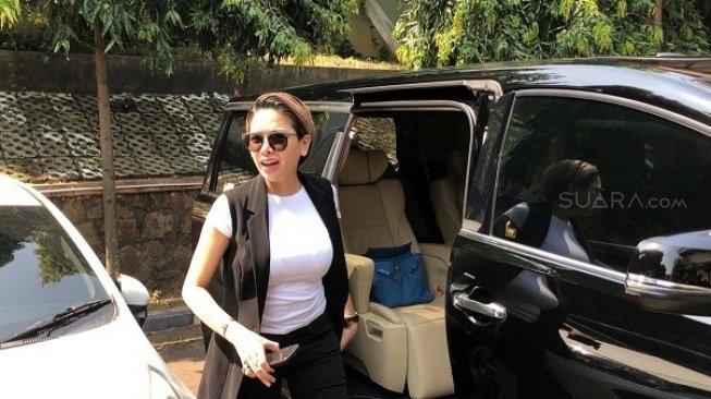 Nikita Mirzani di Pengadilan Agama Jakarta Selatan, Senin (1/7/2019) [Suara.com/Revi C Rantung]