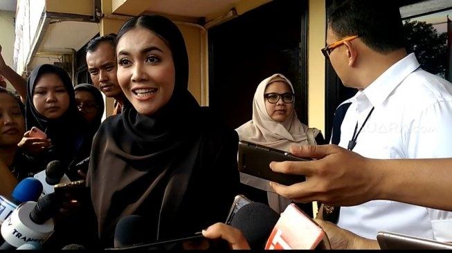 Denada usai menjenguk Jerry Aurum di Polres Jakarta Barat, Senin (1/7/2019) [MataMata.com/Yuliani]