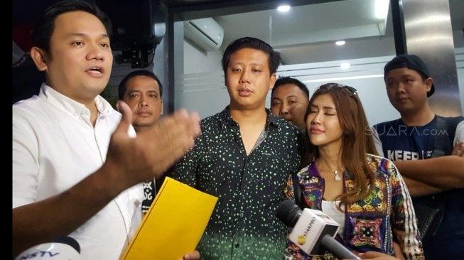Rey Utami bersama Pablo Benua dan pengacara Farhat Abbas di Polda Metro Jaya [MataMata.com/Yuliani]
