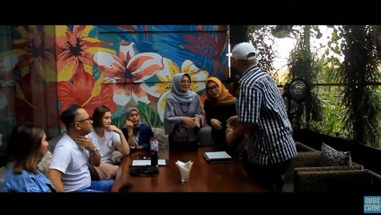 Pertemuan keluarga Kesha Ratuliu dan Adhi Permana. (Youtube/KeshaRatuliu)