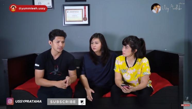 Iko Uwais ceritakan kegiatannya di luar negeri. (Youtube/UssyAndhikaOfficial)