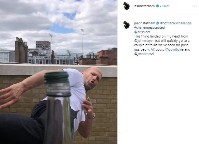 Jason Statham lakukan Bottle Cap Challenge. (Instagram/@jasonstatham)