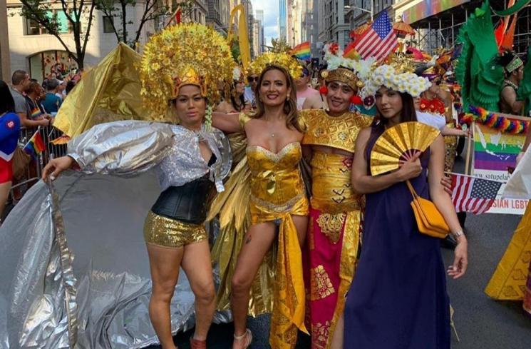 Dena Rachman terlibat dalam parade LGBT di New York. [Instagram]
