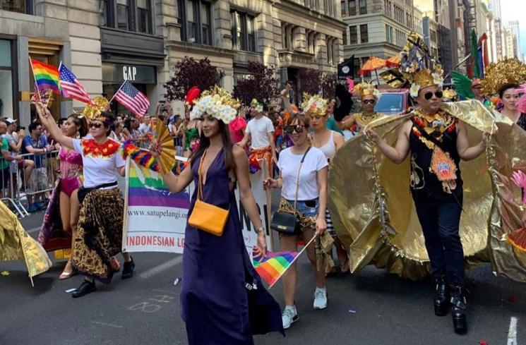 Dena Rachman terlibat dalam parade LGBT di New York. [Instagram]