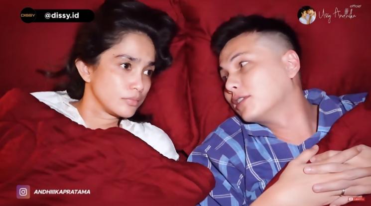 Ussy Sulistiawaty dan Andhika Pratama. (Youtube/UssyAndhikaOfficial)