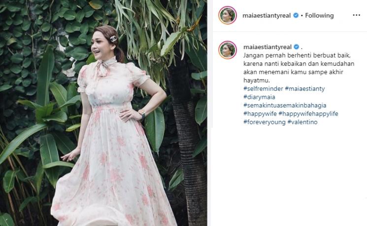 Maia Estianty pakai summer dress (Instagram/@maiaestiantyreal)