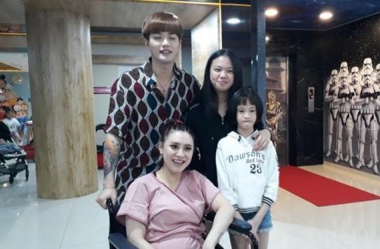 Lee Jeong Hoon dan istrinya, Moa Aeim di Rumah Sakit Brawijaya, Jakarta Selatan, Minggu (7/7/2019). (Suara.com/Ismail)