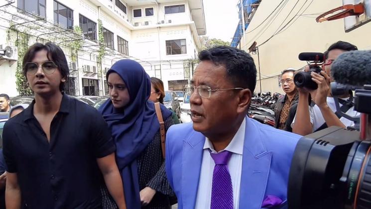 Fairuz A Rafiq ditemani suaminya Sonny Septian dan kuasa hukum Hotman Paris. [Yuliani/Matamata.com]