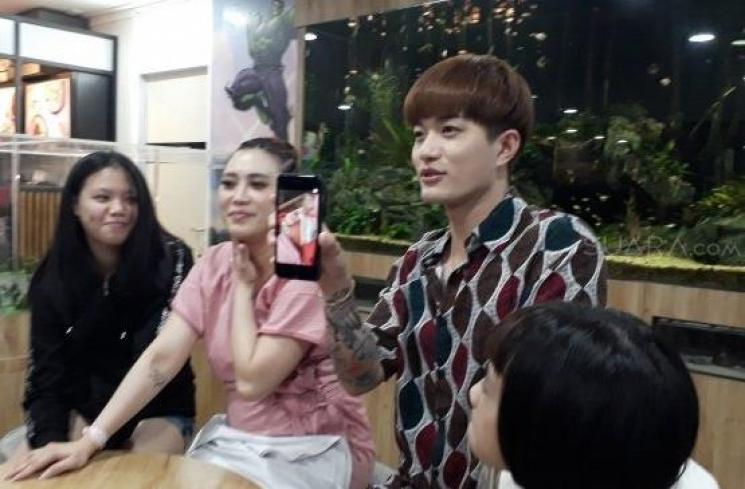 Lee Jeong Hoon dan istrinya, Moa Aeim di Rumah Sakit Brawijaya, Jakarta Selatan, Minggu (7/7/2019). (Suara.com/Ismail)