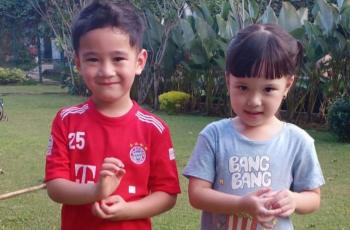 Perhatian Banget, Gempi Bawakan Banyak Jajan untuk Rafathar saat Bertemu