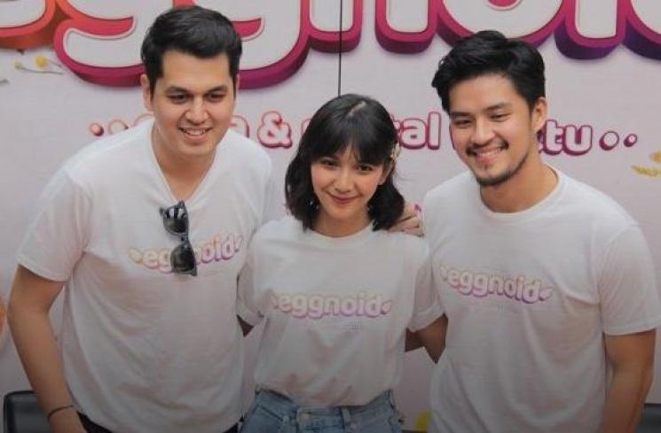 Bintang film Eggnoid: Moergan Oey, Sheila Dara Aisha, dan Kevin Julio (Visinema)
