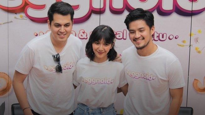 Bintang film Eggnoid: Moergan Oey, Sheila Dara Aisha, dan Kevin Julio (Visinema)