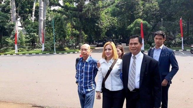 Barbie Kumalasari di Polda Metro Jaya, Rabu (10/7/2019). [Revi Cofans Rantung/Suara.com]