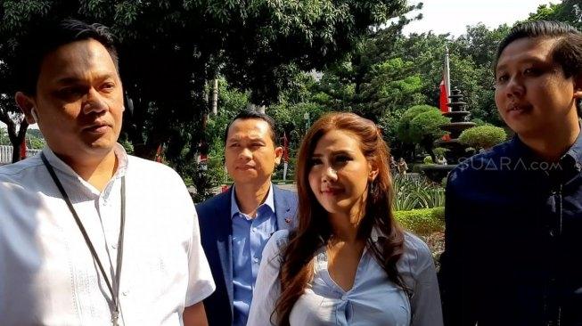 Farhat Abbas, Pablo Benua, Rey Utami di Polda (10/7/2019). [Revi Cofans Rantung/Suara.com]