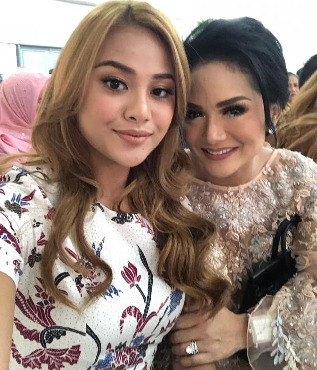 Krisdayanti dan Aurel Hermansyah (Instagram/@krisdayantilemos)