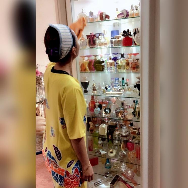 Inul Daratista dan koleksi parfumnya. (Instagram/@inul.d)