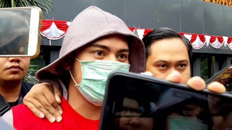 Galih Ginanjar saat akan digelandang ke mobil tahanan. [Matamata.com/Revi]