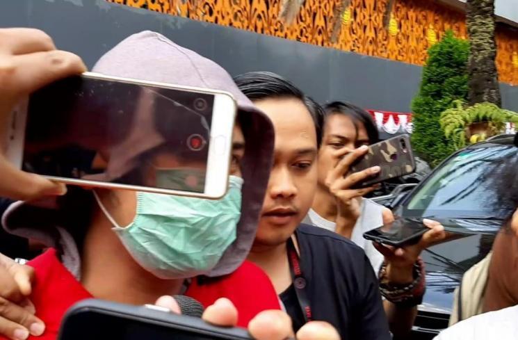 Galih Ginanjar saat akan digelandang ke mobil tahanan. [Matamata.com/Revi]