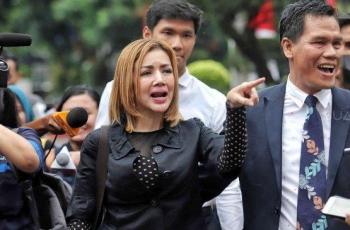 Ngamuk Suaranya Disebut Jelek, Barbie Kumalasari Lempar Sandal