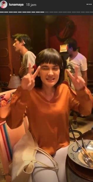 Luna Maya bergaya rambut bob poni. (Instagram/@lunamaya)