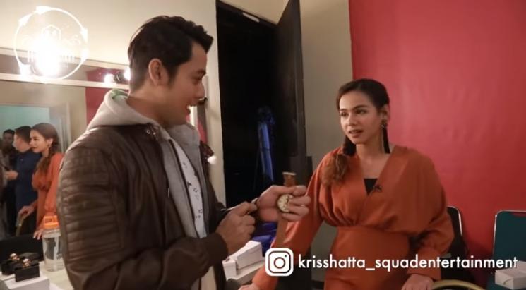 Kriss Hatta dan Sahilla Hisyam. (Youtube/KrissHattaSquadEntertainment)