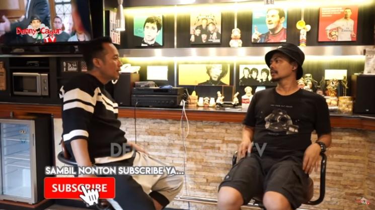 Wendy Cagur ceritakan pengalamannya. (Youtube/DennyCagurTV)