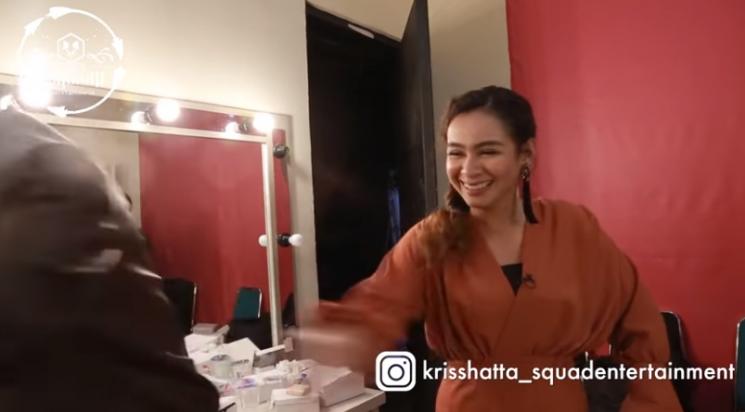 Sahilla Hisyam salah tingkah. (Youtube/KrissHattaSquadEntertainment)