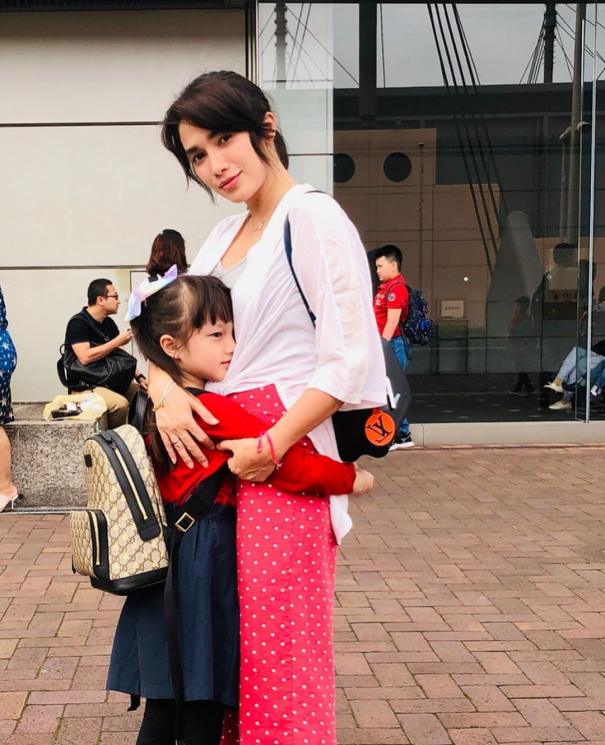 Momen Ussy Sulistiawaty temani putrinya Olimpiade Matematika di Jepang. (Instagram/@ussypratama)