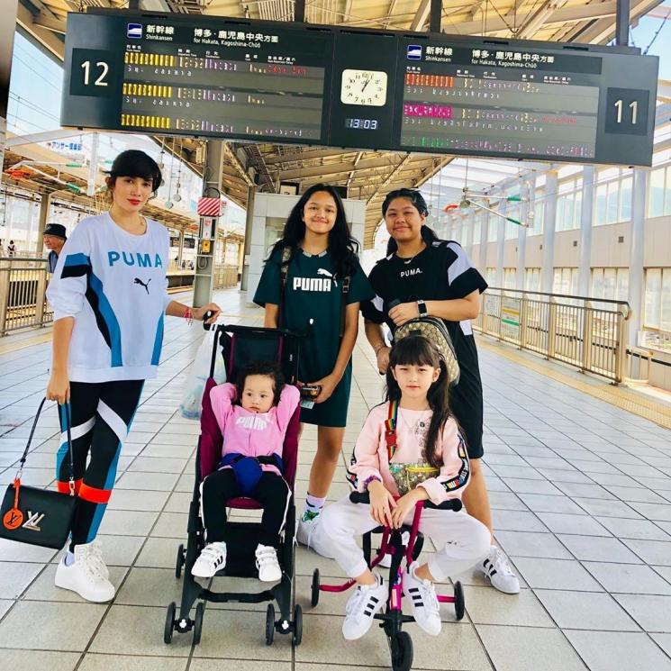 Momen Ussy Sulistiawaty temani putrinya Olimpiade Matematika di Jepang. (Instagram/@ussypratama)