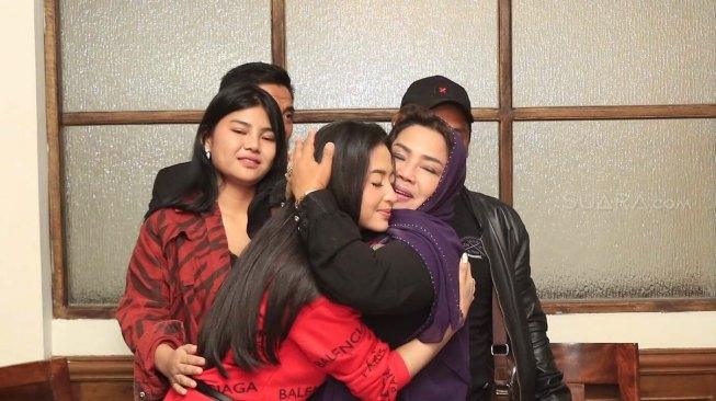 Dewi Perssik dan Rosa Meldianti berdamai. (Suara.com/Revi C Rantung)