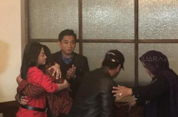 Berpelukan! Dewi Perssik dan Rosa Meldianti Resmi Damai
