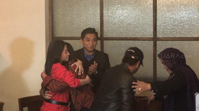 Dewi Perssik dan Rosa Meldianti berpelukan (Suara.com/Revi Cofans Rantung)