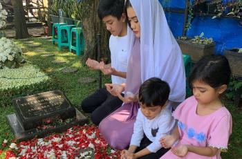 5 Momen Haru Keluarga Rayakan Ulang Tahun Julia Perez di Makam