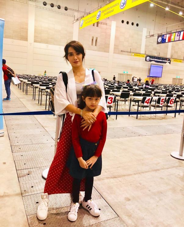 Momen Ussy Sulistiawaty temani putrinya Olimpiade Matematika di Jepang. (Instagram/@ussypratama)