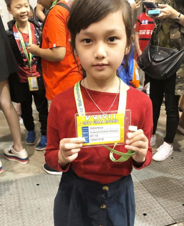 Momen Ussy Sulistiawaty temani putrinya Olimpiade Matematika di Jepang. (Instagram/@ussypratama)